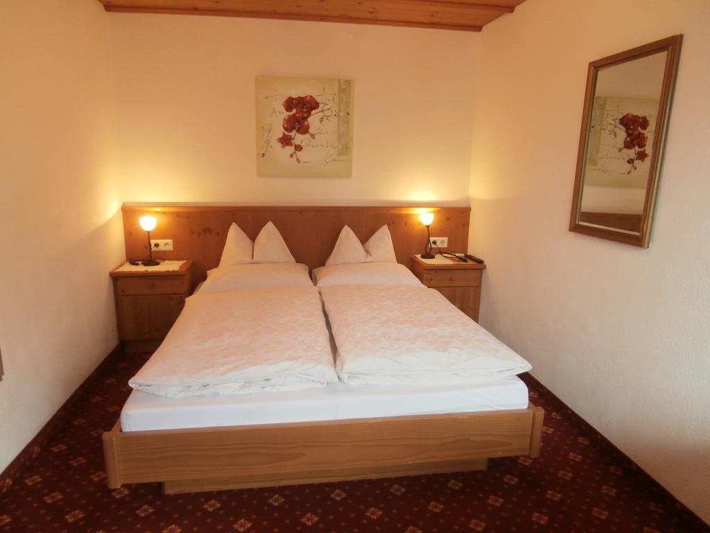 Gaestehaus Hochmuth Mayrhofen Room photo